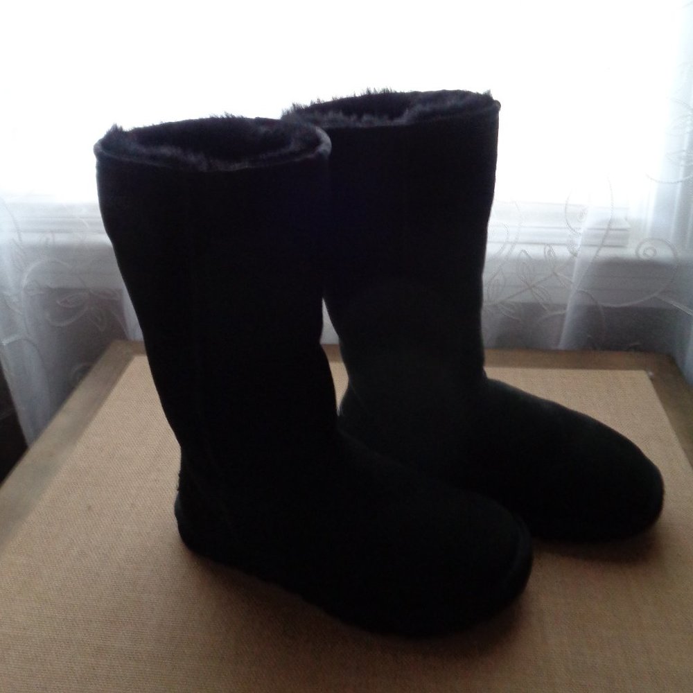 UGG CLASSIC TALL BOOTS - SIZE 5
